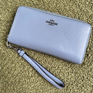 Baby blue Coach wallet!💙